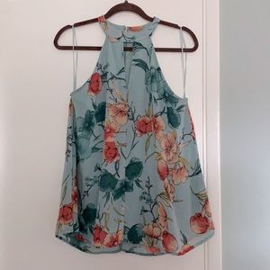 Keyhole tank with zipper back